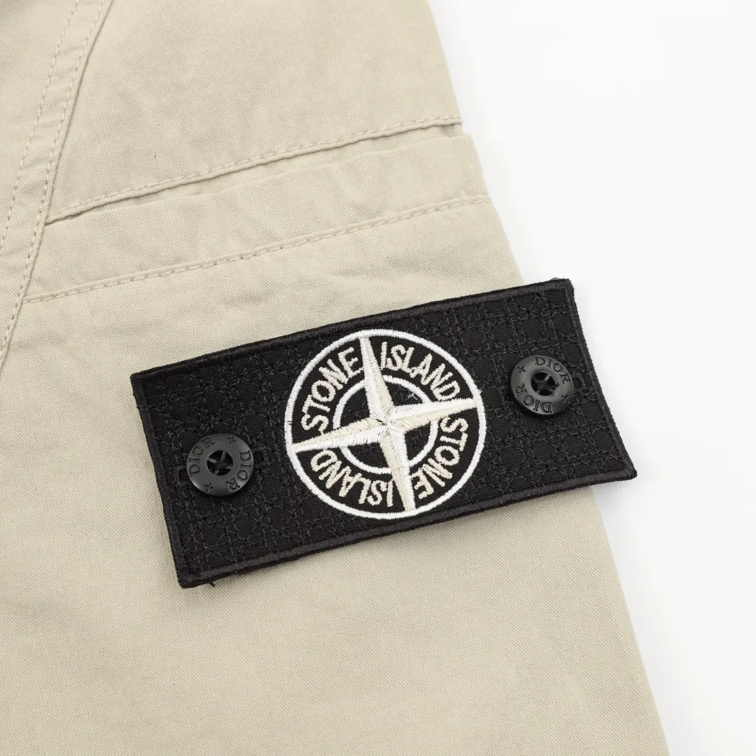 🅿️330 CD x Stone Island/Dior Stone Island joint logo shorts The fabric is made of custom-made woven fabric, which is silky and super soft compared to the original. The texture and strands of the fabric are clear and obvious, and the drape is first-class. The workmanship is exquisite and meets the foreign trade export standards. There are 4.5 stitches per centimeter. Every seam is pressed with open stitching, and the stitching is as neat as a ruler. , Made of woven floral cotton ribbon, the weaving is tight and soft to the touch. The embroidery process uses Behringer embroidery machines, which makes the embroidery colors more full and the embroidery more three-dimensional. The upper body effect is good, the same style for men and women, simple and versatile, purchasing heavyweight items, feel free to compare the quality of any on the market! Size：XS-L